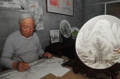 匠心繪瓷盤(pán)，八旬老人榮膺山東省特級(jí)陶瓷藝術(shù)大師